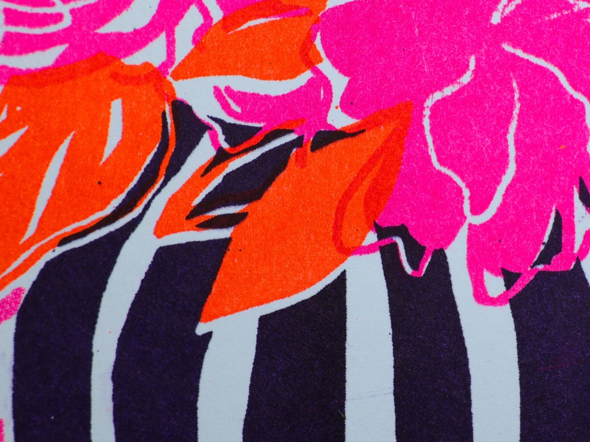 Ausschnitt aus Risobild. Vase mit Blumen in neonpink, neonorange und dunkelblau.